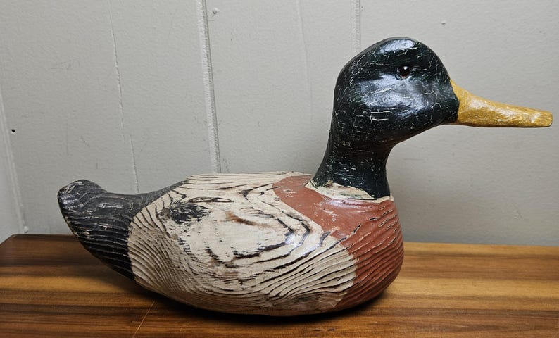 Vintage 1990-tals handmålad och snidad gräsand, anka och lockbete i naturlig träådring - 15 cm H x 25 cm L - Sjöfågel - Konstnärssignerad och daterad bild 5