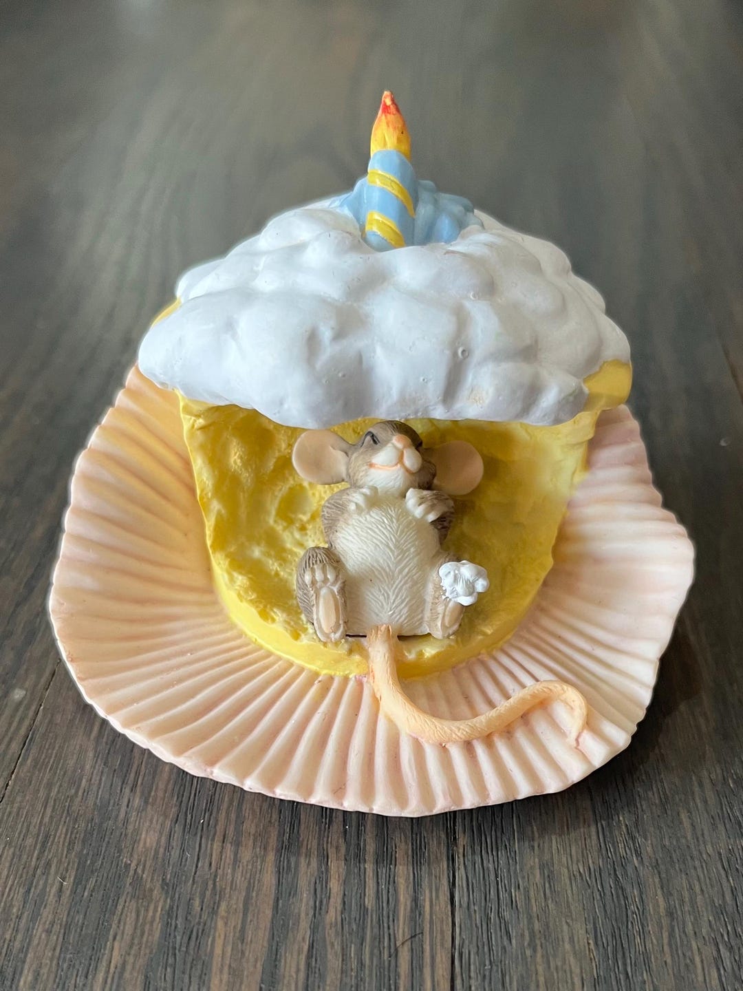 Charming Tails「ハッピーバースデー」 - カップケーキの中のネズミの