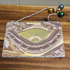 Cartão postal réplica feita por artista do cartão postal vintage do Wrigley Field Chicago Cubs - enfeite de Natal com cabide festivo - 6" C x 4" L