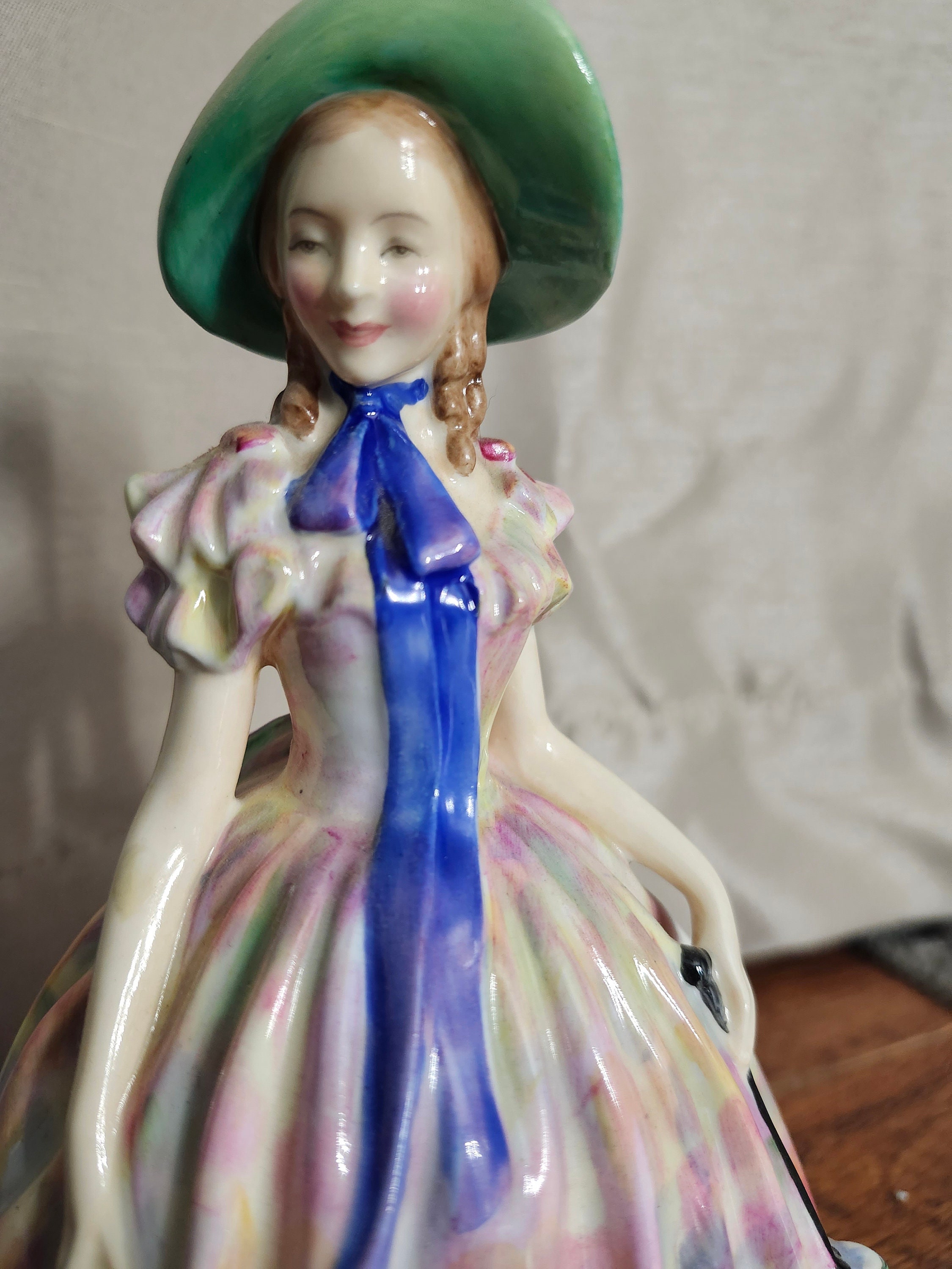 ロイヤルドルトン　フィギュリン 　貴婦人 　Easter Day Royal Doulton Easter Day Figure - Etsy