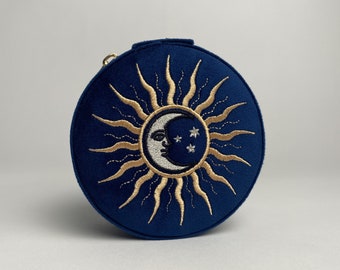 Boîte à bijoux de voyage ronde en velours bleu brodé au design céleste