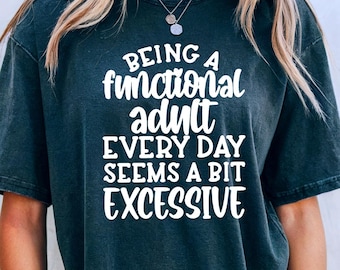 Een functionele volwassene zijn lijkt elke dag een beetje overdreven Shirt, shirt voor volwassen humor, grappig shirt voor volwassenen, sarcastische volwassen humor, cadeau voor volwassenen