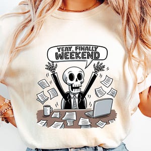 Rolig skelettskjorta, äntligen helgskjorta, rolig sarkastisk skjorta, sarkastisk helg, skjorta för helgen, skjorta för semester, vuxen homor-t-shirt