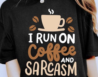 Ich laufe auf Kaffee und Sarkasmus Shirt, lustiges Sarkasmus Shirt, lustiges sarkastisches Shirt, Kaffee Liebhaber Shirt, Erwachsenen Humor T-Shirt, Geschenk für Kaffeeliebhaber