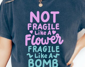 Nicht zerbrechlich wie eine Blume zerbrechlich wie eine Bombe Shirt, feministisches Komfortfarben-Shirt, feministisches Zitat, Ruth Bader Ginsburg-Zitat, Ermächtigung