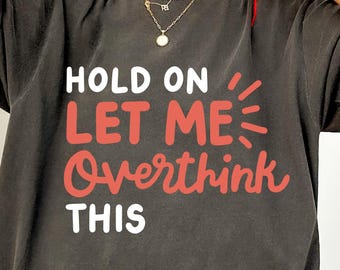 Ich halte durch, lassen Sie mich dieses Shirt überdenken, lustiges sarkastisches Shirt, lustiges Sarkasmus-Shirt, lustiges Sarkasmus-Zitat, lustiges Overthink-Shirt, Overthink-Geschenk