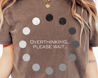 Overthinking Bitte warten Shirt, lustiges Overthinker Shirt, lustiges Overthinking T-Shirt, lustiges sarkastisches T-Shirt, sarkastisches Zitat, Geschenk für Overthinker