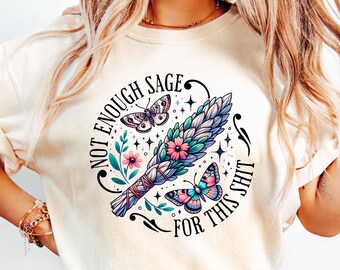 Camiseta con colores de confort "Not Enough Sage", camiseta sarcástica de bruja
