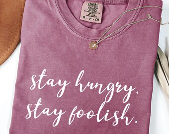 Koszulka Comfort Colors® Stay Hungry Stay Foolish, inspirująca minimalistyczna koszulka, koszulka z motywującym cytatem, koszulka z cytatem społecznościowym, koszulka unisex
