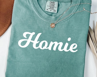 Comfort Colors® Homieシャツ、ポジティブな言葉が書かれたタイポグラフィシャツ、Homieスウェットシャツ、ポジティブなギフトアイデア、Homieへのシャツギフト、友人へのギフト