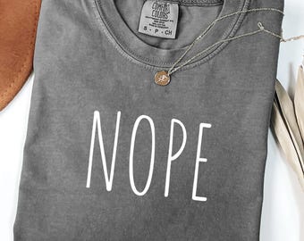 Comfort Colors® Nopeシャツ、ポジティブな言葉のタイポグラフィシャツ、Nope QuoteユニセックスTシャツ、無神経な雰囲気のシャツ、大胆なスピリットへの贈り物