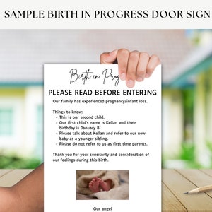 Puede incluir: Un cartel blanco con texto negro que dice "Birth in Prog" y "Por favor, lea antes de entrar". El cartel tambi&eacute;n incluye informaci&oacute;n sobre la experiencia de una familia con p&eacute;rdida de embarazo/infante y solicita sensibilidad y consideraci&oacute;n durante este nacimiento. Una peque&ntilde;a foto de pies de beb&eacute; se encuentra en la parte inferior del cartel.