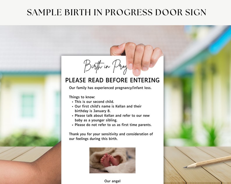 Puede incluir: Un cartel blanco con texto negro que dice "Birth in Prog" y "Por favor, lea antes de entrar". El cartel tambi&eacute;n incluye informaci&oacute;n sobre la experiencia de una familia con p&eacute;rdida de embarazo/infante y solicita sensibilidad y consideraci&oacute;n durante este nacimiento. Una peque&ntilde;a foto de pies de beb&eacute; se encuentra en la parte inferior del cartel.