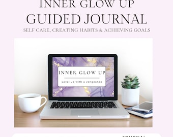 Puede incluir: Un ordenador portátil con un diseño de mármol morado y dorado en la pantalla. El texto "INNER GLOW UP" y "Level up with a vengeance" se muestra en la pantalla. El portátil está sobre una mesa de madera con una taza de café, una planta suculenta y un teléfono móvil.