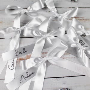 Etiquettes pour verres à vin de mariage personnalisées avec noeuds en satin, Marque-places personnalisés de 15 mm pour coupes de champagne, Décorations uniques pour événement