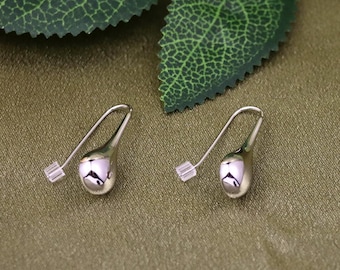 Eleganti orecchini a perno a forma di goccia in argento S925, perfetti per esprimere personalità e stile.