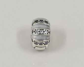 Charm con clip in smalto e pietre Pandora