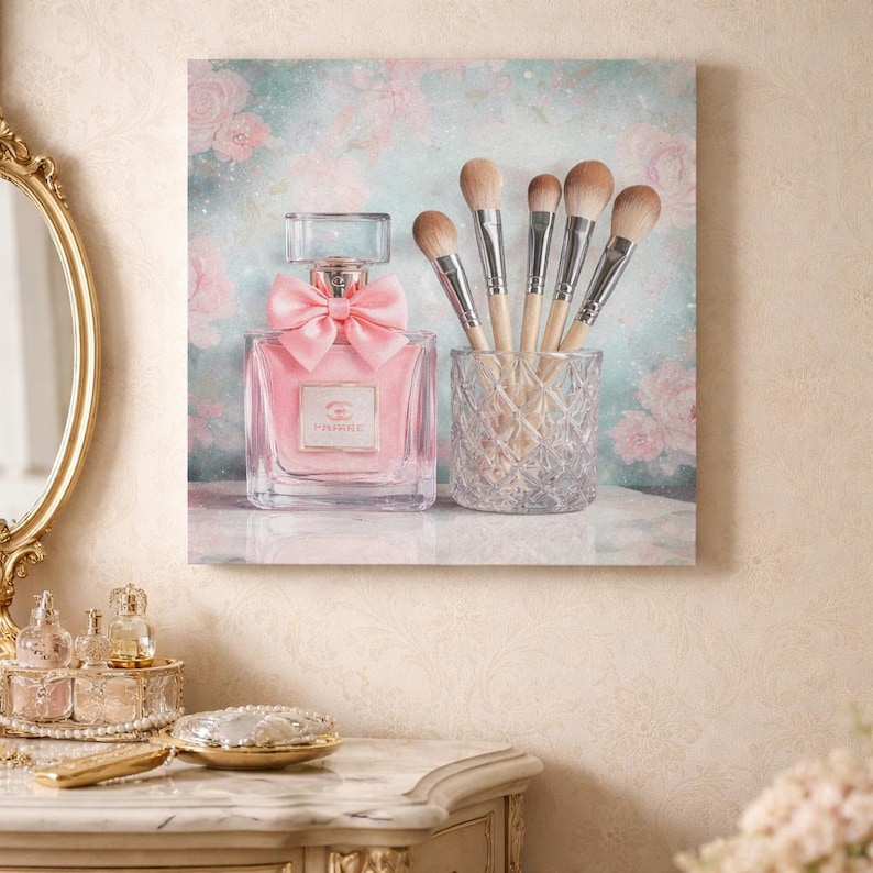 Puede incluir: Un frasco de perfume rosa cuadrado con un lazo rosa y un tarro de cristal lleno de brochas de maquillaje. El fondo presenta un dise&ntilde;o floral en tonos rosas y azules. El frasco de perfume tiene una etiqueta con la palabra "POURRE".