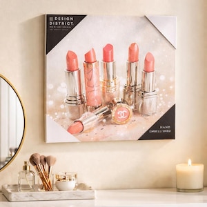 Puede incluir: Impresi&oacute;n en lienzo con seis pintalabios en tonos rosa y coral, con estuches plateados y decorativos. La impresi&oacute;n est&aacute; adornada a mano y tiene el logotipo de Design District Miami Art Studio.