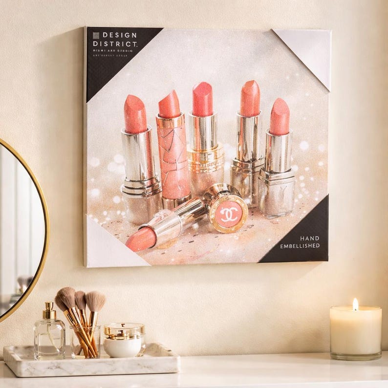 Puede incluir: Impresi&oacute;n en lienzo con seis pintalabios en tonos rosa y coral, con estuches plateados y decorativos. La impresi&oacute;n est&aacute; adornada a mano y tiene el logotipo de Design District Miami Art Studio.