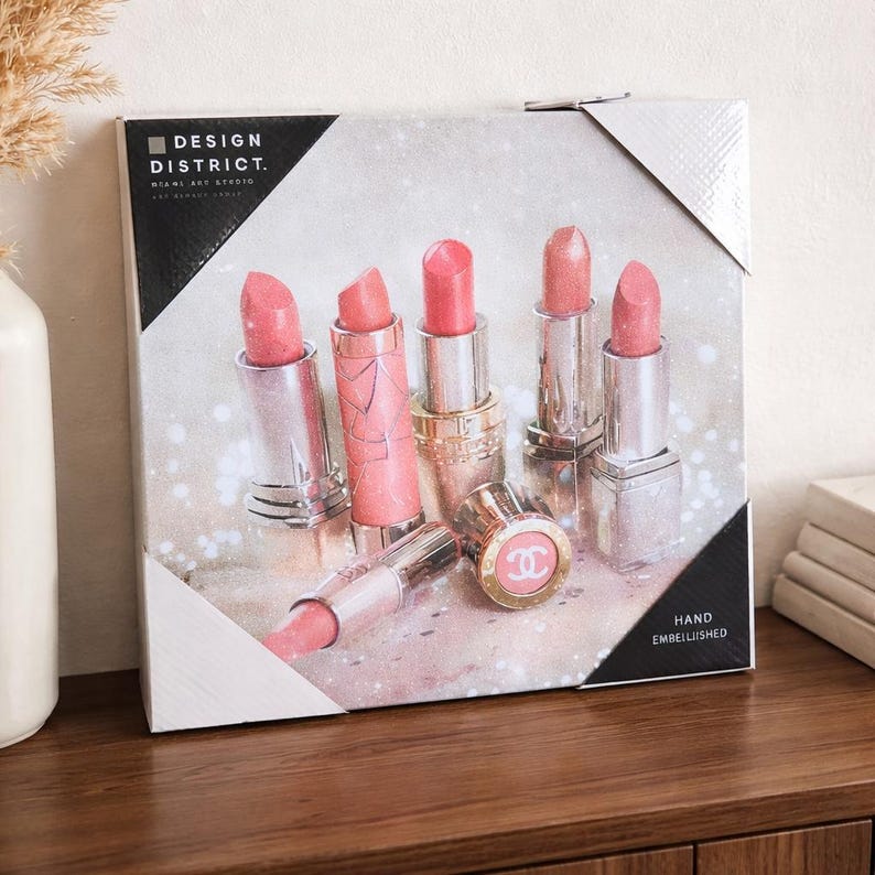 Puede incluir: Impresi&oacute;n en lienzo con seis pintalabios en tonos rosa y coral sobre un fondo brillante. La impresi&oacute;n incluye el texto "DESIGN DISTRICT. MIAMI ART STUDIO" y "HAND EMBELLISHED."
