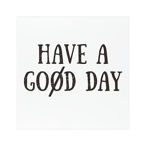 以下が含まれることがあります： 白地に「HAVE A GOOD DAY」の文字が、濃い茶色の風合いのあるフォントで書かれています。「GOOD」の文字は打ち消されており、メッセージが変更されています。