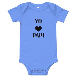 May include: A light blue baby onesie with the text "YO ♥ PAPI" in black.