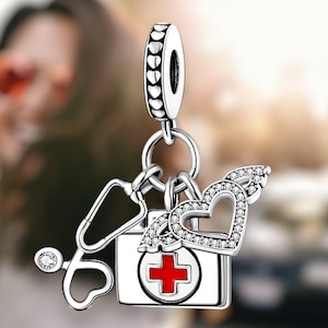 Puede incluir: Encanto de plata con una cruz roja, un estetoscopio, un corazón y un pequeño cristal. El encanto está diseñado para una pulsera o un collar.