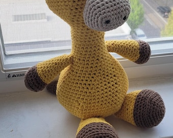 Crochet giraffe escapes from the zoo!