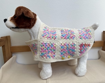 かぎ針編みのおばあちゃんスクエア犬用ポンチョ、カラフルな子犬用服