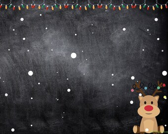 Könnte beinhalten: Ein schwarzer Tafelhintergrund mit einem grünen Weihnachtsbaum links und einem braunen Rentier rechts. Die Tafel ist mit weißen Schneeflocken und einer Lichterkette mit bunten Weihnachtslichtern verziert.
