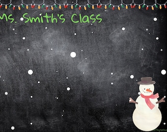 Könnte beinhalten: Eine schwarze Tafel mit einer grünen Aufschrift, die "Ms. Smith's Class" lautet. Oben befinden sich weiße Schneeflocken und eine Lichterkette. Links auf der Tafel steht ein braunes Rentier mit einem rot-weißen Schal. Rechts auf der Tafel steht ein Schneemann mit einem schwarzen Hut und einem roten Schal.