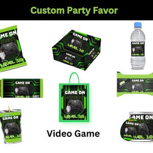 Puede incluir: Una colección de recuerdos de fiesta personalizados con temática de videojuegos. Los artículos incluyen una bolsa, envoltorios de dulces, una botella de agua y otras golosinas. Cada artículo presenta un gráfico de mando de juego negro y el texto "Game On Jayceon Level 10."