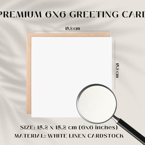 Op de afbeelding: Een wenskaart van wit linnen karton, 15,2 x 15,2 cm, met een bruine envelop. De kaart is gemarkeerd met "PREMIUM 6X6 GREETING CARD". Een vergrootglas staat op de voorgrond.