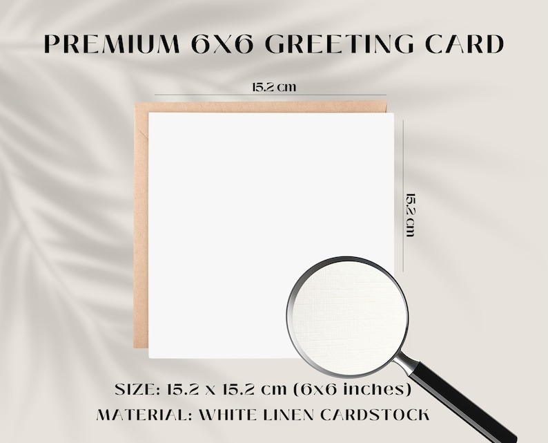 Op de afbeelding: Een wenskaart van wit linnen karton, 15,2 x 15,2 cm, met een bruine envelop. De kaart is gemarkeerd met "PREMIUM 6X6 GREETING CARD". Een vergrootglas staat op de voorgrond.