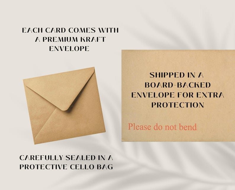 Op de afbeelding: Twee bruine kraftpapieren enveloppen worden getoond, &eacute;&eacute;n gevouwen en de andere open. Tekst op de afbeelding luidt: "Elke kaart wordt geleverd met een premium kraft envelop." en "Zorgvuldig verzegeld in een beschermende cellozak."
