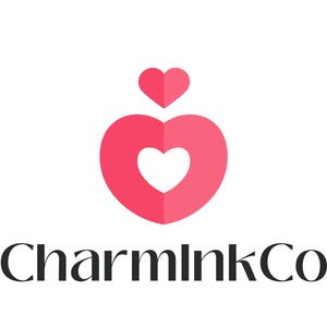 Puede incluir: Un logotipo con un gran coraz&oacute;n rosa, un coraz&oacute;n rosa m&aacute;s peque&ntilde;o encima y un espacio en forma de coraz&oacute;n blanco en el centro. El texto "CharmInkCo" est&aacute; debajo en una fuente negra y elegante.