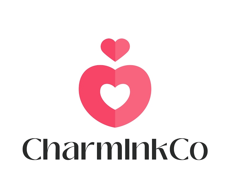 Puede incluir: Un logotipo con un gran coraz&oacute;n rosa, un coraz&oacute;n rosa m&aacute;s peque&ntilde;o encima y un espacio en forma de coraz&oacute;n blanco en el centro. El texto "CharmInkCo" est&aacute; debajo en una fuente negra y elegante.