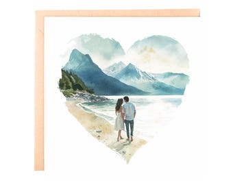 Puede incluir: Una impresión en acuarela de una pareja caminando por una playa, enmarcada por un borde marrón claro. La escena está dentro de un corazón, con montañas, agua y un cielo nublado. La pareja se ve de espaldas, tomados de la mano.