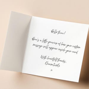 Puede incluir: Tarjeta de felicitaci&oacute;n blanca abierta con texto en escritura negra. El texto dice "Hello there!" y una vista previa de un mensaje personalizado. Tambi&eacute;n se ve el nombre de la marca "Charm InkCo".