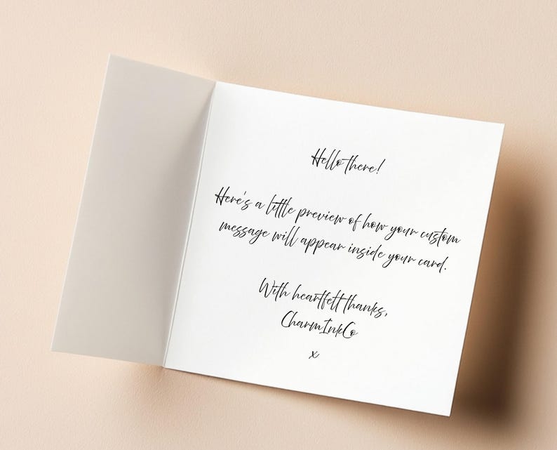 Puede incluir: Tarjeta de felicitaci&oacute;n blanca abierta con texto en escritura negra. El texto dice "Hello there!" y una vista previa de un mensaje personalizado. Tambi&eacute;n se ve el nombre de la marca "Charm InkCo".