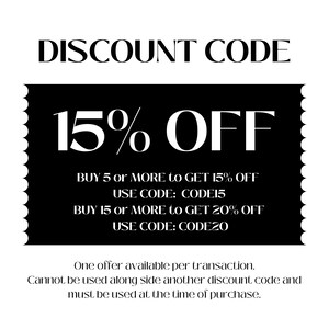Puede incluir: Gr&aacute;fico en blanco y negro con el texto "C&Oacute;DIGO DE DESCUENTO". Un rect&aacute;ngulo negro con borde festoneado muestra "15% DE DESCUENTO" en blanco. Texto adicional explica c&oacute;mo canjear el descuento.