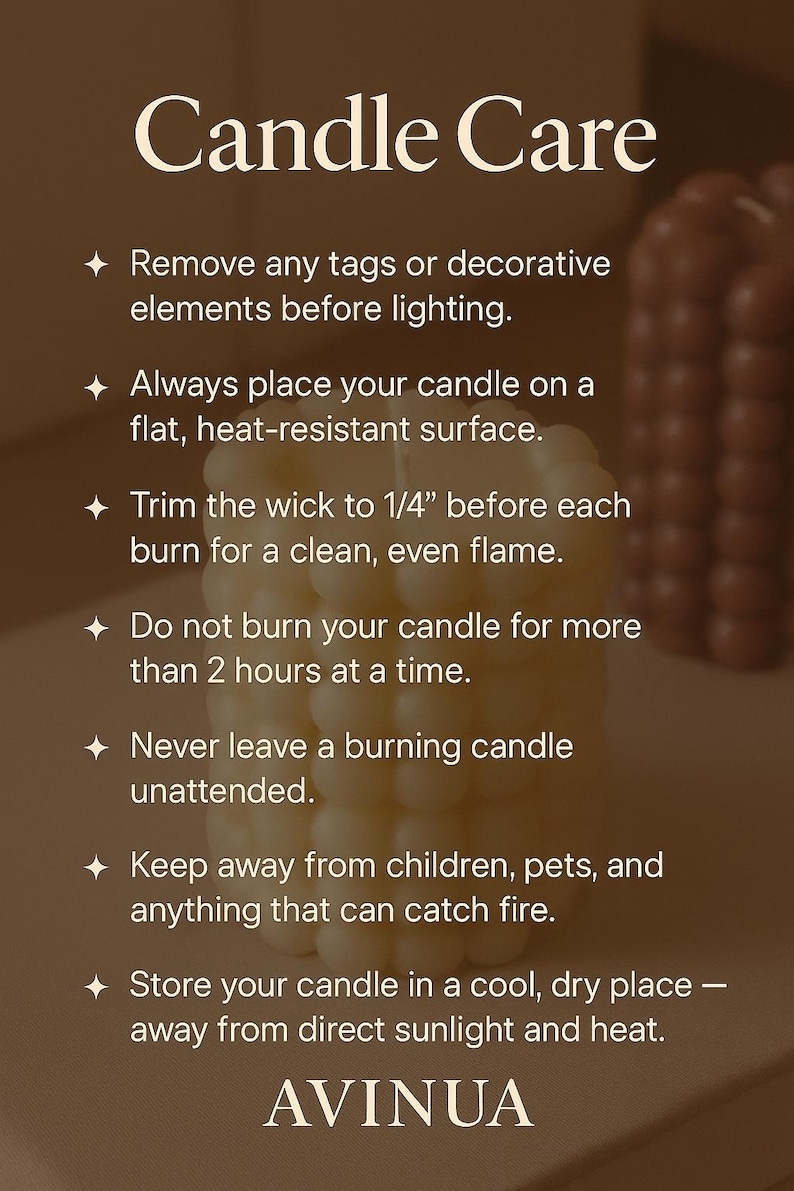 Może przedstawiać: Obraz z tekstem "Candle Care" i instrukcjami dotyczącymi użytkowania świec. Zawiera wskaz&oacute;wki, takie jak przycinanie knota do 0,6 cm i niepalenie dłużej niż 2 godziny. Widoczna jest r&oacute;wnież nazwa marki "AVINUA".
