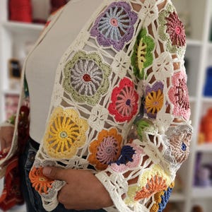 Handgemaakt kleurrijk gehaakt vest met bloemmotieven, gehaakt boho-festivaljack, maten S, M, L, XL beschikbaar, gepersonaliseerd vintage geïnspireerd