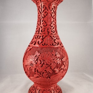 中国の本物の手工芸品、赤い朱色の彫刻が施された漆器の花瓶、蓮