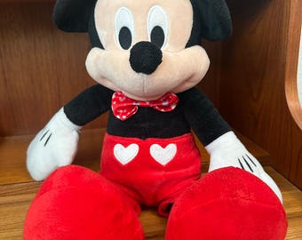 Mickey Mouse de Disney con corazones de San Valentín y pajarita
