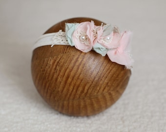 Accesorio para fotos de recién nacidos: diadema con lazo floral en tonos pastel