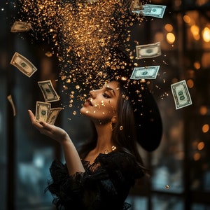Pode incluir: Uma mulher vestindo um chapéu e um vestido pretos está em pé em frente a um fundo de glitter dourado e notas de dólar caindo. A mulher está olhando para cima e sorrindo.