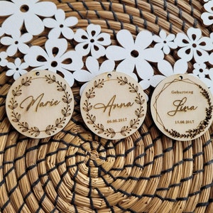 Anhänger aus Holz, Platzkarte, Personalisiertes Holzschild zum Geburtstag, Geschenk Sabrinas Holzzauber
