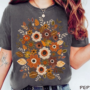 フェイク刺繍Tシャツ 秋の花柄 コテージコアTシャツ ワイルドフラワー コンフォートカラーシャツ ガーデンウィッチウッド グラノーラガール 秋の美学